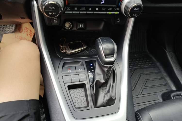 Used Toyota Wildlander 2022 2.0L CVT Two-Wheel Drive Luxury PLUS Edition Gear Lever