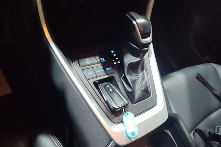 Used Toyota Wildlander 2022 2.0L CVT Two-Wheel Drive Luxury PLUS Edition Gear Lever