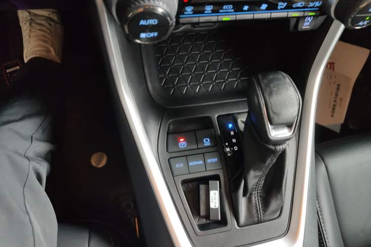 Used Toyota Wildlander 2022 2.0L CVT Two-Wheel Drive Luxury PLUS Edition Gear Lever