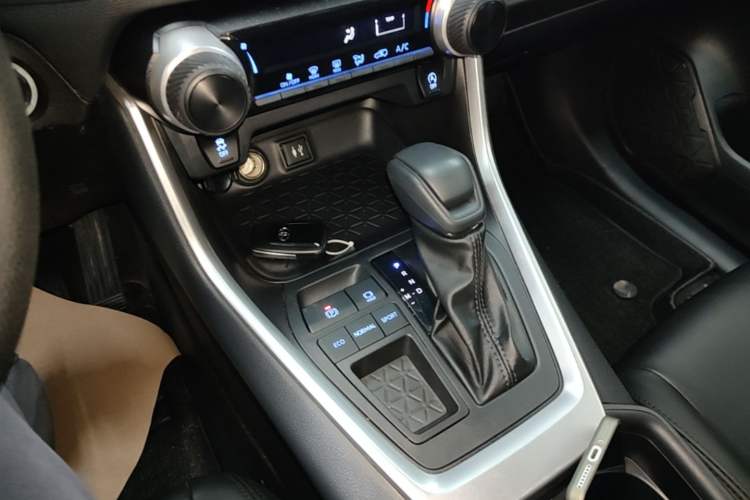 Used Toyota Wildlander 2022 Updated Version 2.0L CVT Two-Wheel Drive Leading Edition Gear Lever