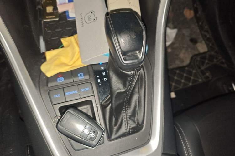 Used Toyota Wildlander 2022 Dual-Engine 2.5L E-CVT Two-Wheel Drive Luxury PLUS Edition Gear Lever