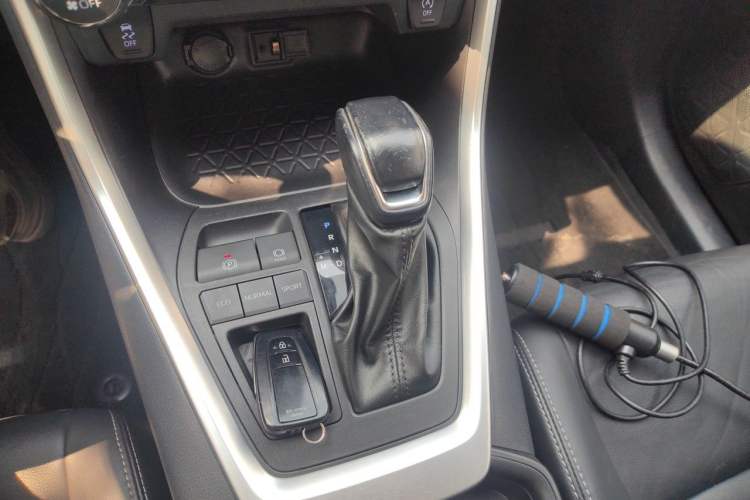 Used Toyota Wildlander 2022 2.0L CVT Two-Wheel Drive Luxury PLUS Edition Gear Lever
