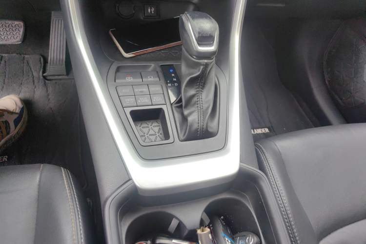 Used Toyota Wildlander 2022 2.0L CVT 4x4 Luxury PLUS Edition Gear Lever