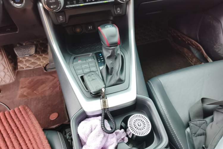 Used Toyota Wildlander 2022 2.0L CVT 4x4 Luxury PLUS Edition Gear Lever