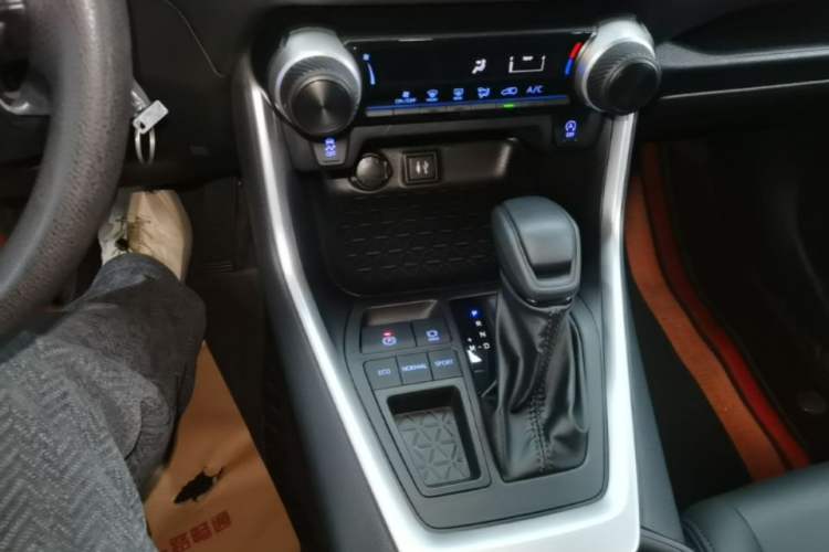 Used Toyota Wildlander 2022 Updated Version 2.0L CVT Two-Wheel Drive Leading Edition Gear Lever