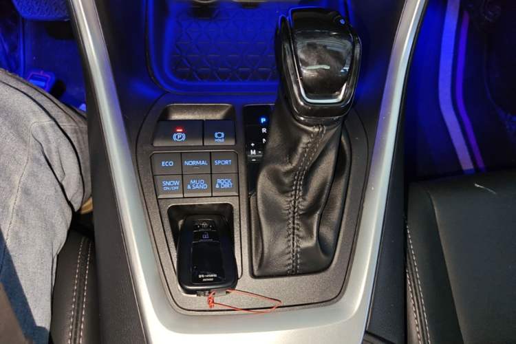 Used Toyota Wildlander 2022 2.0L CVT 4x4 Luxury PLUS Edition Gear Lever