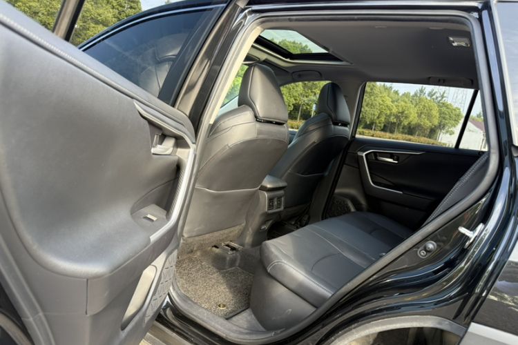 Used Toyota Wildlander 2022 Dual-Engine 2.5L E-CVT Two-Wheel Drive Prestige Edition Interior 4