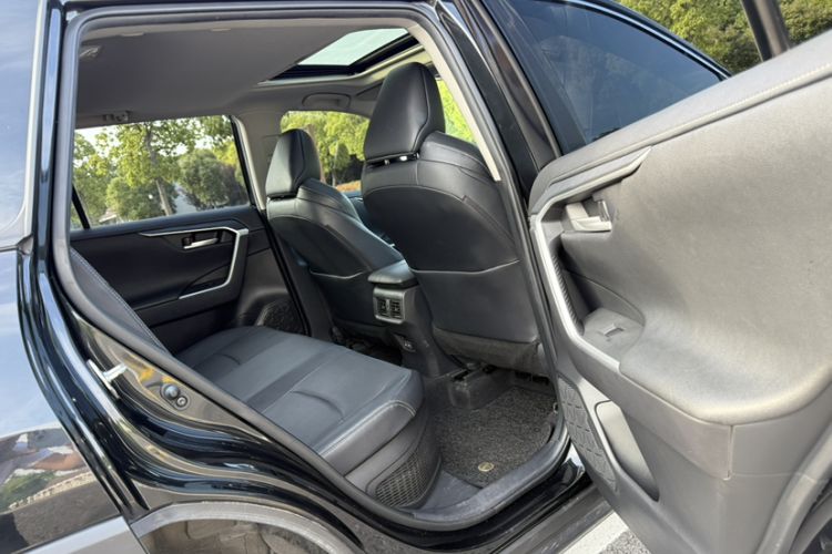 Used Toyota Wildlander 2022 Dual-Engine 2.5L E-CVT Two-Wheel Drive Prestige Edition Interior 8