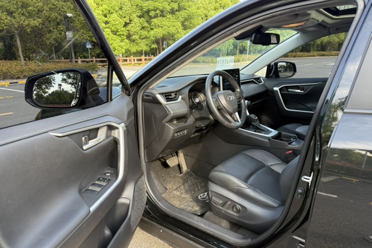 Used Toyota Wildlander 2022 Dual-Engine 2.5L E-CVT Two-Wheel Drive Prestige Edition Left Front Seat