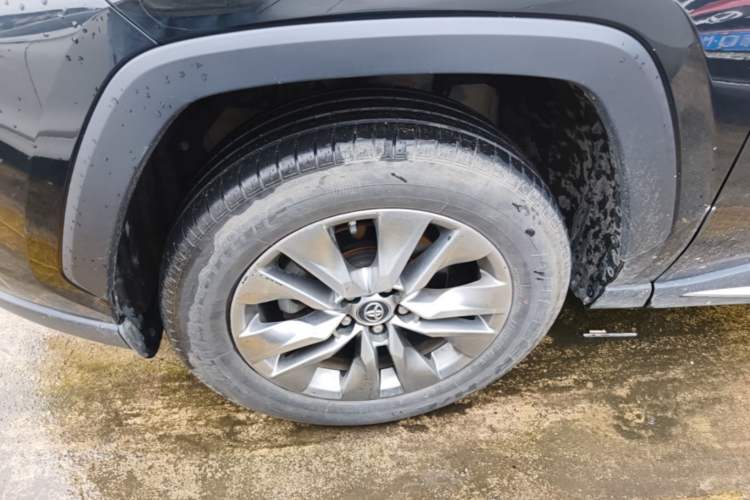 Used Toyota Wildlander 2022 2.0L CVT 4x4 Luxury PLUS Edition Left Front Wheel Hub