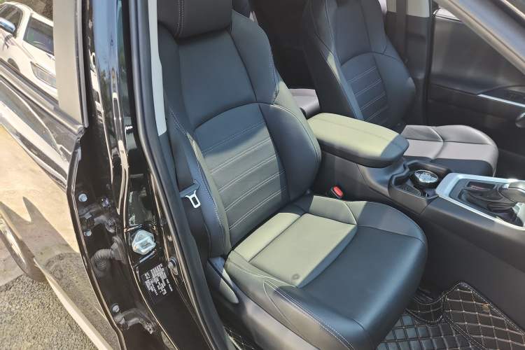Used Toyota Wildlander 2022 2.0L CVT Two-Wheel Drive Luxury PLUS Edition Right Front Seat