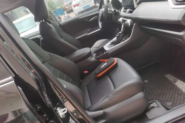 Used Toyota Wildlander 2022 2.0L CVT Two-Wheel Drive Luxury PLUS Edition Right Front Seat