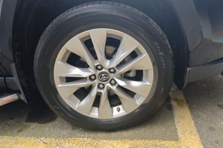 Used Toyota Wildlander 2022 Updated Version 2.0L CVT Two-Wheel Drive Leading Edition Right Front Wheel Hub