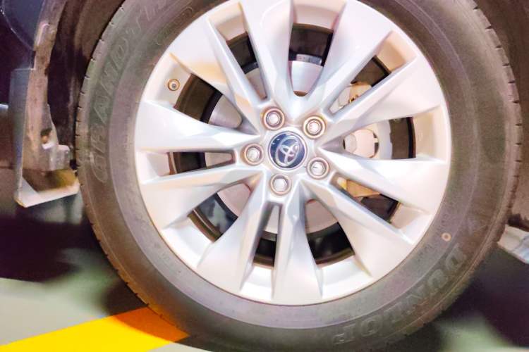 Used Toyota Wildlander 2022 Updated Version 2.0L CVT Two-Wheel Drive Leading Edition Right Front Wheel Hub