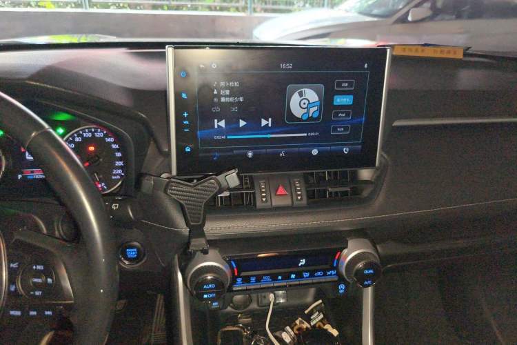 Used Toyota Wildlander 2022 2.0L CVT Two-Wheel Drive Luxury Edition Audio And AC Panel
