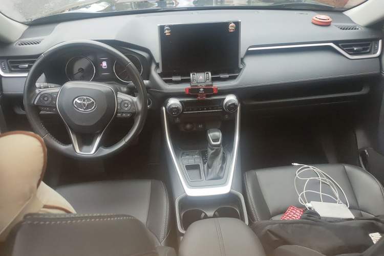 Used Toyota Wildlander 2022 2.0L CVT Two-Wheel Drive Luxury Edition Center Console