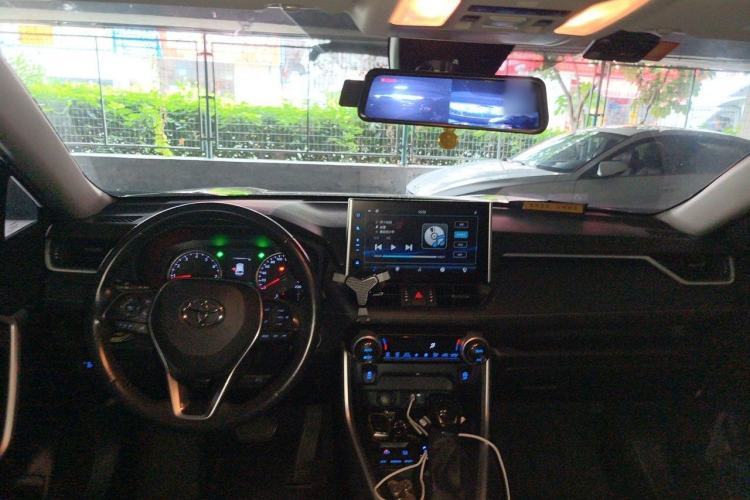 Used Toyota Wildlander 2022 2.0L CVT Two-Wheel Drive Luxury Edition Center Console