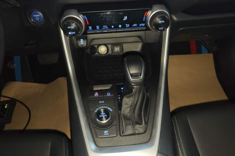 Used Toyota Wildlander 2022 Dual-Motor 2.5L E-CVT 4x4 Luxury PLUS Edition Gear Lever