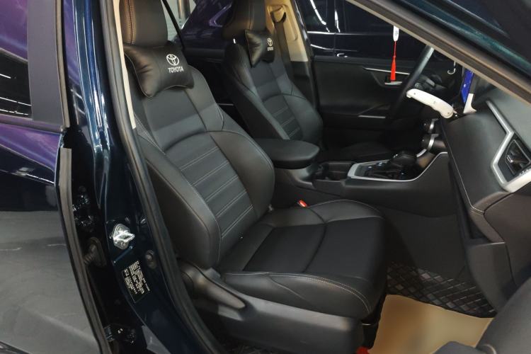 Used Toyota Wildlander 2022 Dual-Motor 2.5L E-CVT 4x4 Luxury PLUS Edition Right Front Seat