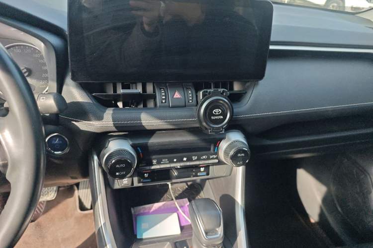 Used Toyota Wildlander 2022 Dual-Engine 2.5L E-CVT Two-Wheel Drive Luxury Edition Audio And AC Panel