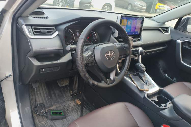 Used Toyota Wildlander 2022 2.0L CVT Two-Wheel Drive Leading Edition Center Console