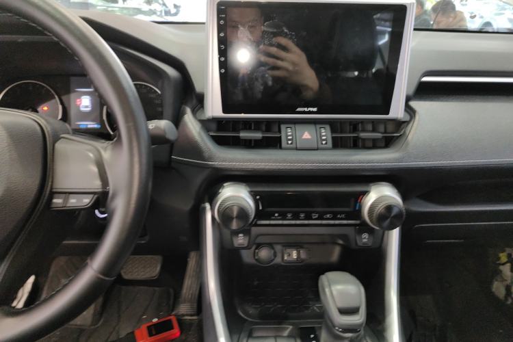 Used Toyota Wildlander 2022 2.0L CVT Two-Wheel Drive Leading Edition Center Console