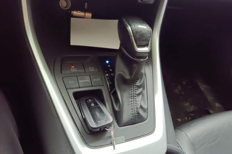 Used Toyota Wildlander 2022 2.0L CVT Two-Wheel Drive Luxury PLUS Edition Gear Lever