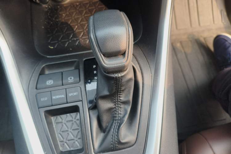 Used Toyota Wildlander 2022 2.0L CVT Two-Wheel Drive Leading Edition Gear Lever