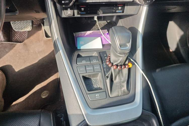 Used Toyota Wildlander 2022 Dual-Engine 2.5L E-CVT Two-Wheel Drive Luxury Edition Gear Lever