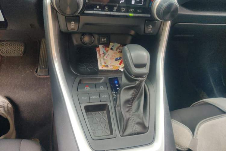 Used Toyota Wildlander 2022 Updated Version 2.0L CVT Two-Wheel Drive Leading Edition Gear Lever