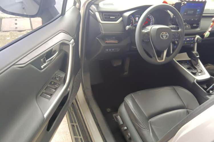 Used Toyota Wildlander 2022 2.0L CVT Two-Wheel Drive Luxury PLUS Edition Interior 3