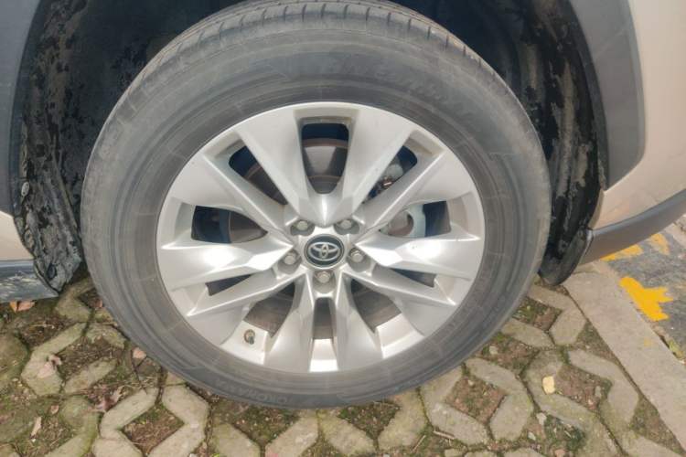 Used Toyota Wildlander 2022 Updated Version 2.0L CVT Two-Wheel Drive Leading Edition Right Front Wheel Hub