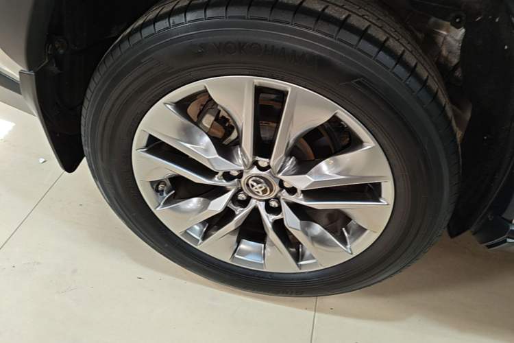 Used Toyota Wildlander 2022 Dual-Engine 2.5L E-CVT Two-Wheel Drive Luxury PLUS Edition Right Rear Wheel Hub