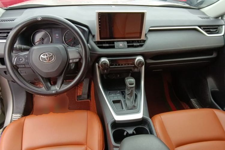 Used Toyota Wildlander 2022 Updated Version 2.0L CVT Two-Wheel Drive Leading Edition Center Console
