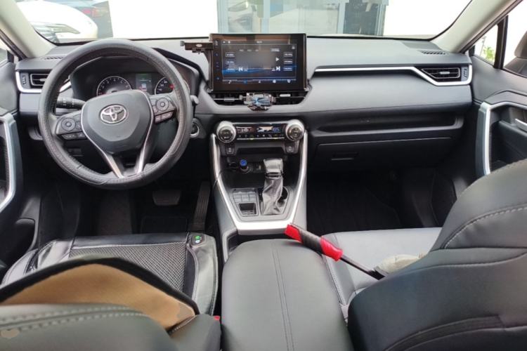 Used Toyota Wildlander 2022 2.0L CVT 4x4 Luxury PLUS Edition Center Console