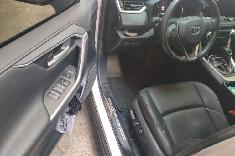 Used Toyota Wildlander 2022 Dual-Engine 2.5L E-CVT Two-Wheel Drive Prestige Edition Driver Seat