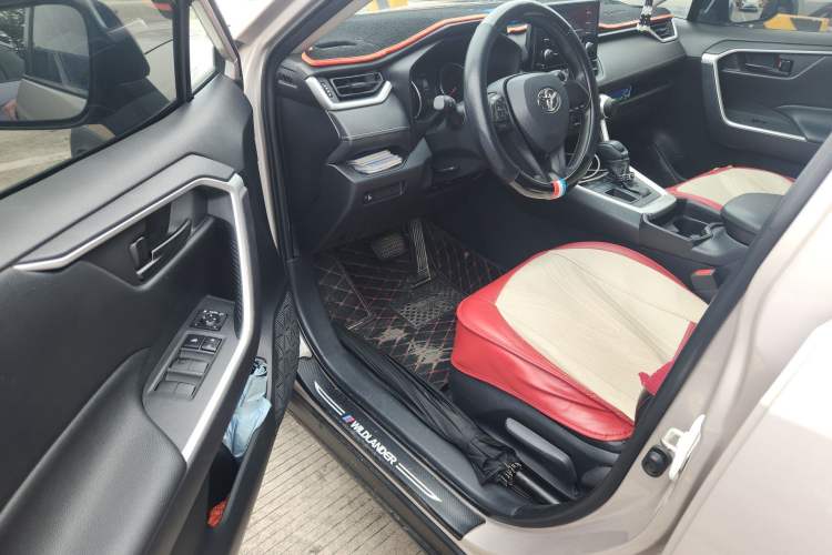 Used Toyota Wildlander 2022 Updated Version 2.0L CVT Two-Wheel Drive Leading Edition Driver Seat