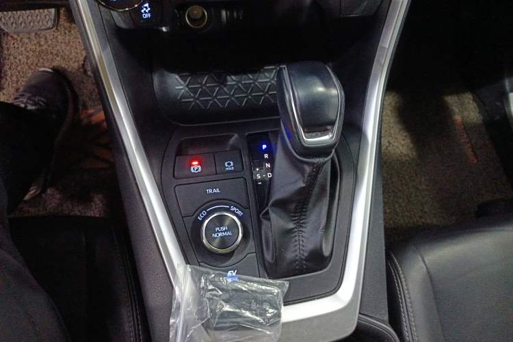 Used Toyota Wildlander 2022 Dual-Motor 2.5L E-CVT 4x4 Luxury PLUS Edition Gear Lever