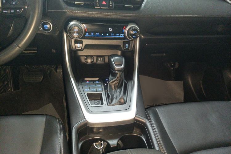 Used Toyota Wildlander 2022 2.0L CVT 4x4 Luxury PLUS Edition Gear Lever