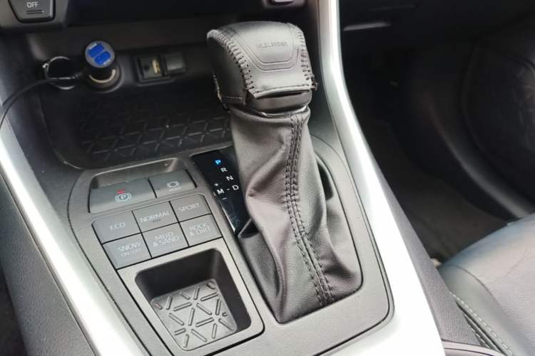 Used Toyota Wildlander 2022 2.0L CVT 4x4 Luxury PLUS Edition Gear Lever