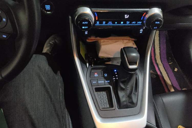Used Toyota Wildlander 2022 2.0L CVT Two-Wheel Drive Luxury PLUS Edition Gear Lever