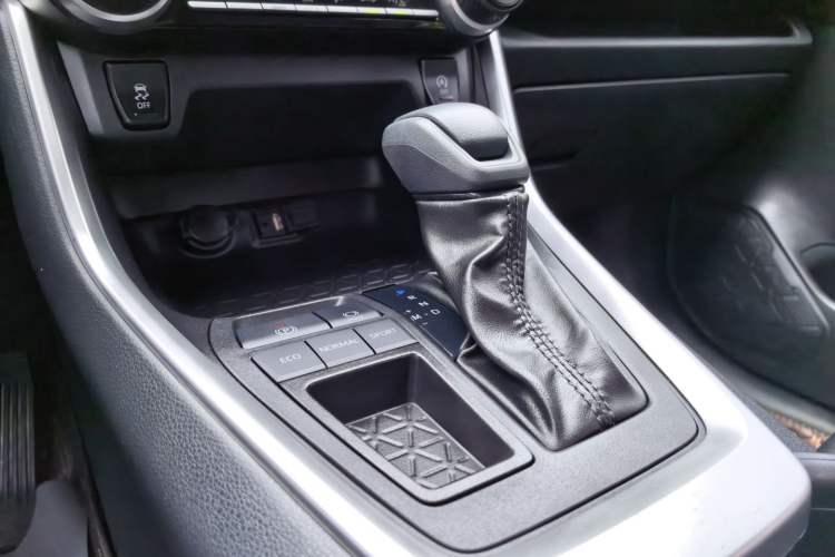 Used Toyota Wildlander 2022 Updated Version 2.0L CVT Two-Wheel Drive Leading Edition Interior 2