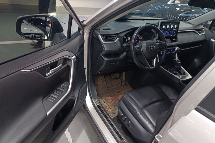 Used Toyota Wildlander 2022 Dual-Motor 2.5L E-CVT 4x4 Luxury PLUS Edition Interior 3