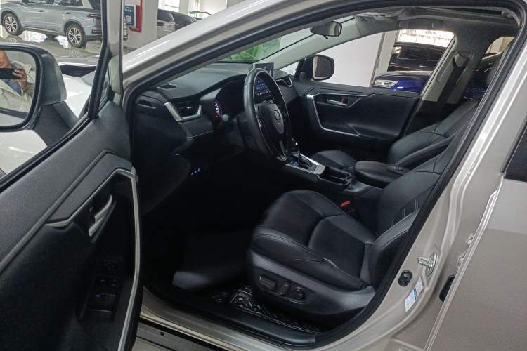 Used Toyota Wildlander 2022 2.0L CVT 4x4 Luxury PLUS Edition Interior 3