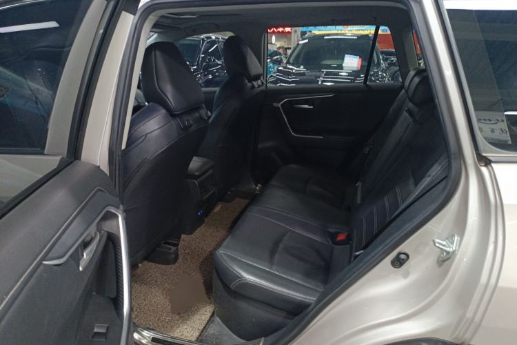 Used Toyota Wildlander 2022 Dual-Motor 2.5L E-CVT 4x4 Luxury PLUS Edition Interior 4