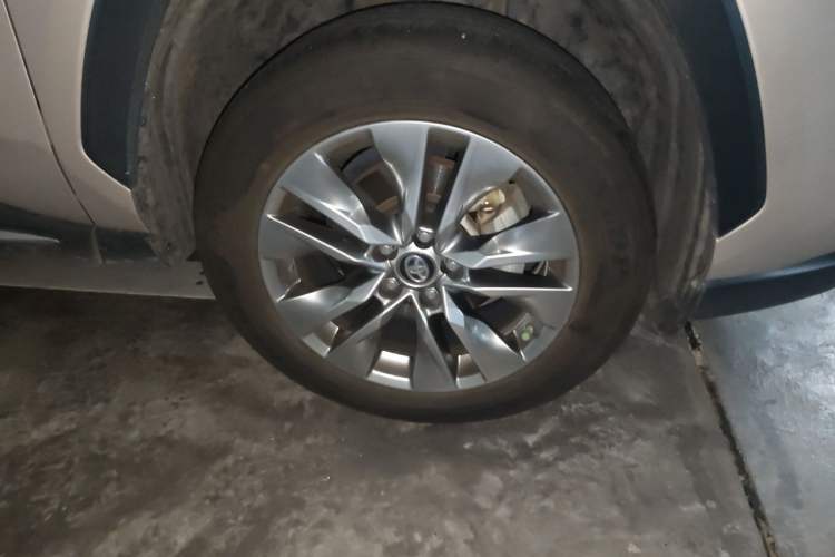 Used Toyota Wildlander 2022 2.0L CVT Two-Wheel Drive Luxury PLUS Edition Right Front Wheel Hub