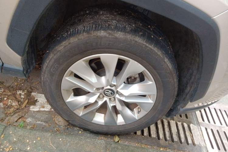 Used Toyota Wildlander 2022 Updated Version 2.0L CVT Two-Wheel Drive Leading Edition Right Front Wheel Hub