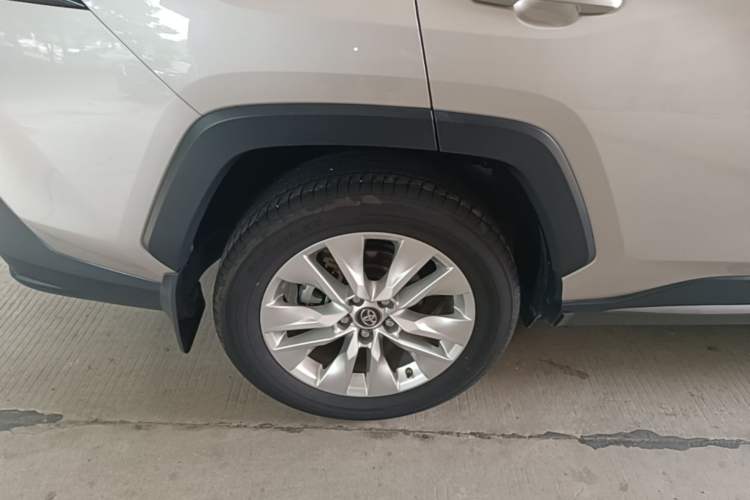 Used Toyota Wildlander 2022 Updated Version 2.0L CVT Two-Wheel Drive Leading Edition Right Rear Wheel Hub