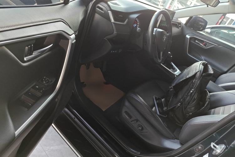 Used Toyota Wildlander 2022 Dual-Engine 2.5L E-CVT Two-Wheel Drive Luxury PLUS Edition Interior 3