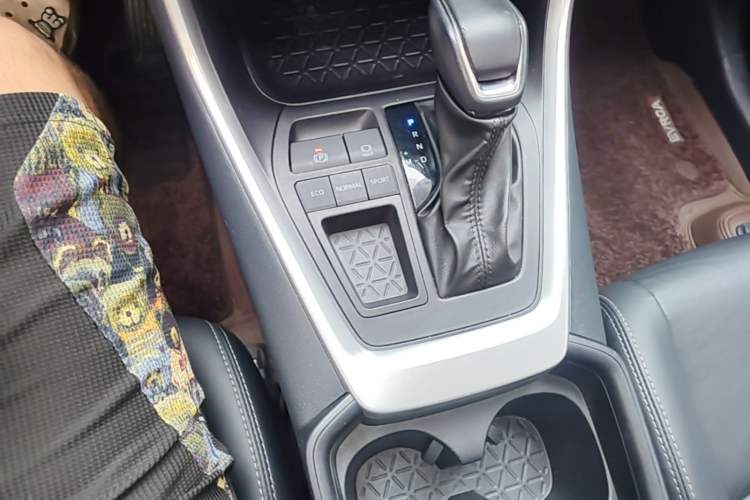 Used Toyota Wildlander 2022 2.0L CVT Two-Wheel Drive Luxury PLUS Edition Gear Lever